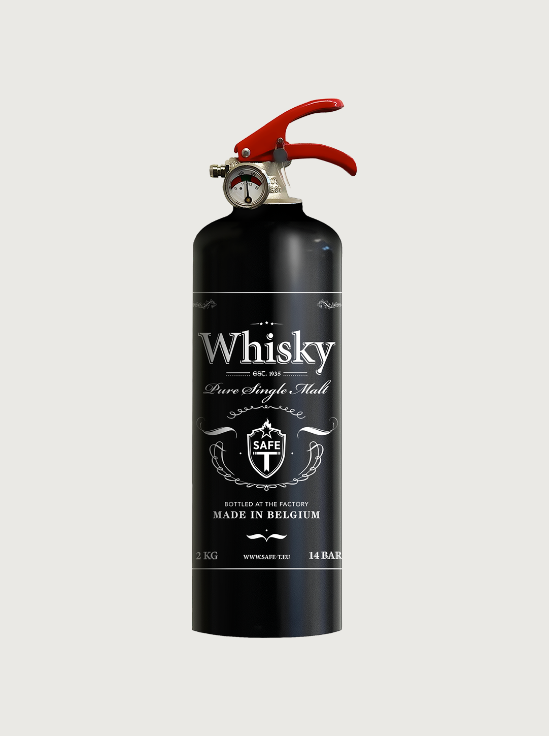 Feuerlöscher mit edlem Whisky‑Etikett‑Print – Kaminzimmer‑Stimmung