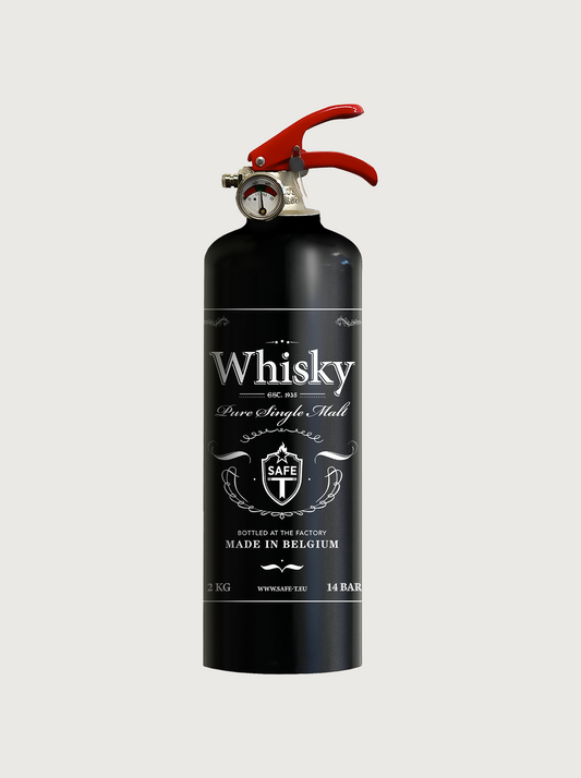 Feuerlöscher mit edlem Whisky‑Etikett‑Print – Kaminzimmer‑Stimmung