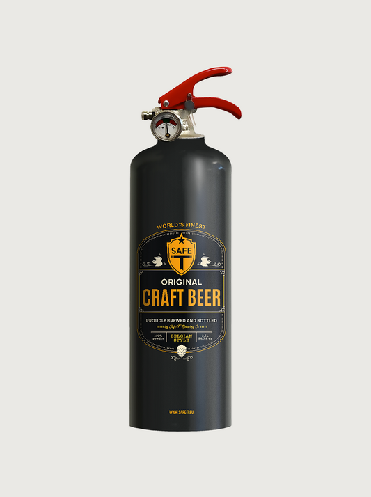 Feuerlöscher mit Craft Beer‑Etikett und Dosen‑Artwork – rustikaler Wandhighlight