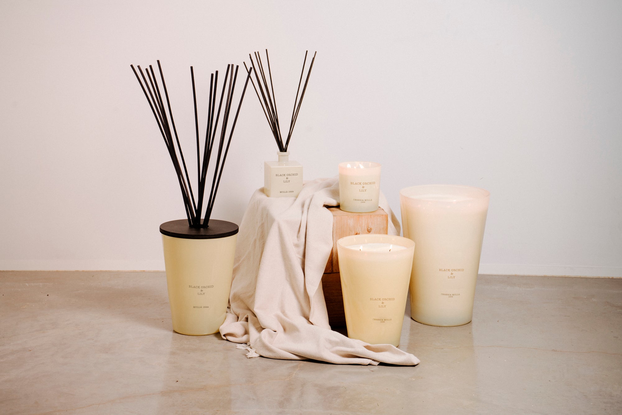 Black Orchid & Lily scented candle