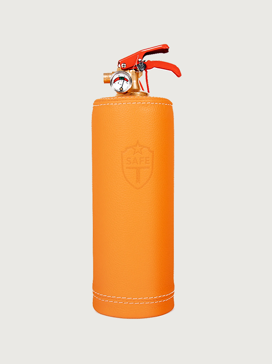 Feuerlöscher mit orangefarbenem Leder‑Bezug aus der Exclusive Collection – luxuriös