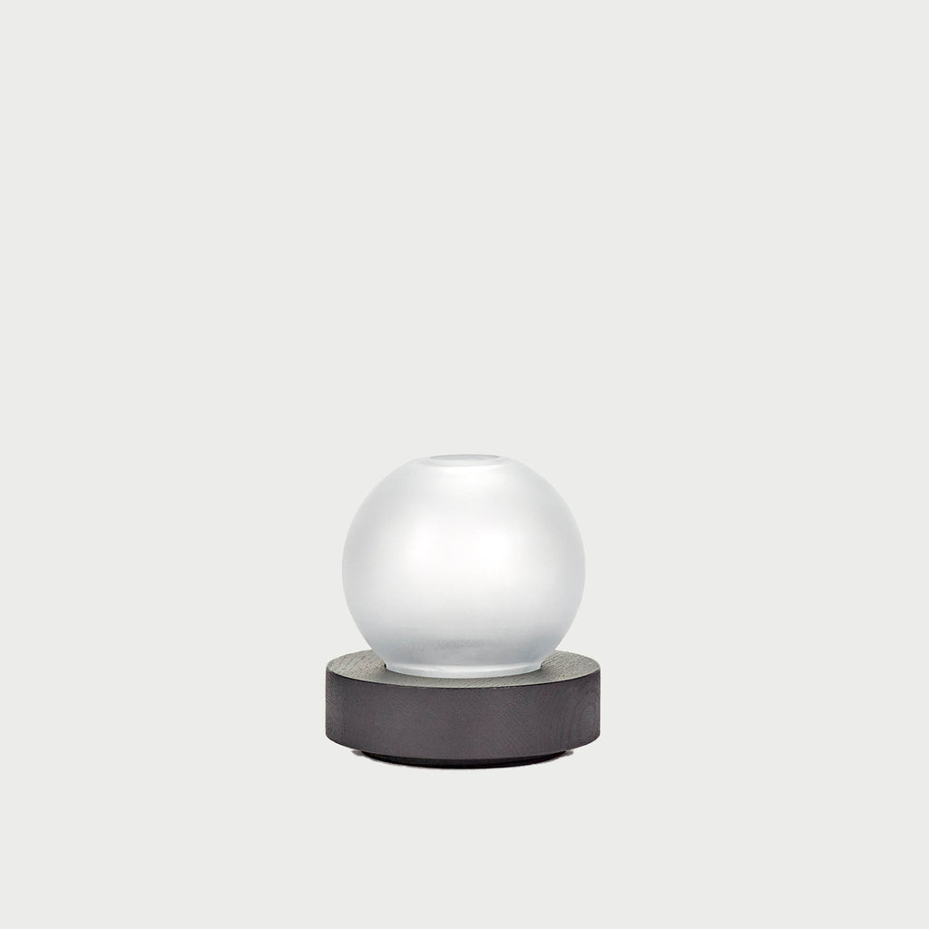 Serax Vase/Lampe Lara – kugelförmiges satiniertes Glas auf schwarzer Holzbasis, frontal