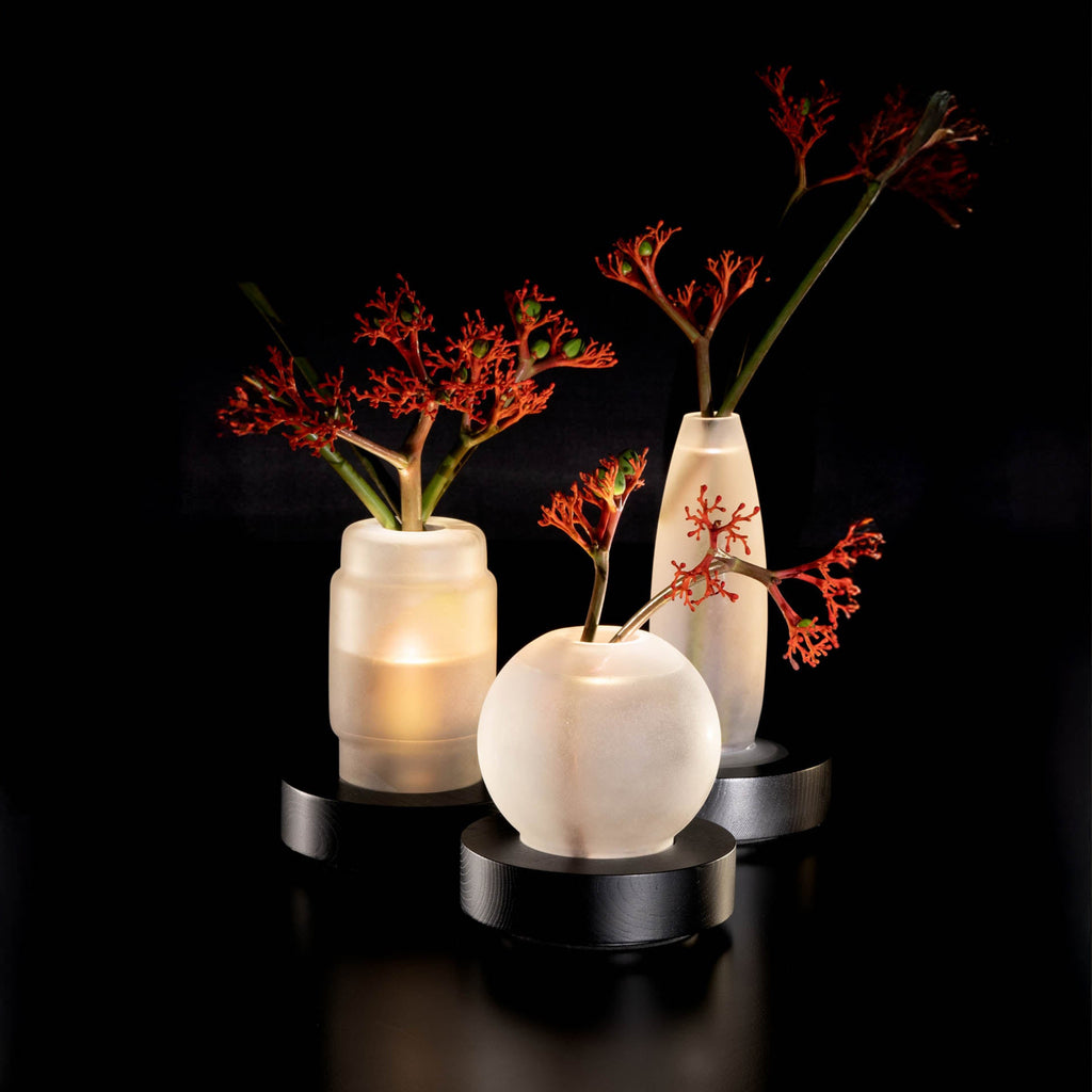 Serax Vase/Lampe Lara – beleuchtet im Blumenarrangement in Vase auf dunklem Hintergrund, leuchtet von unten