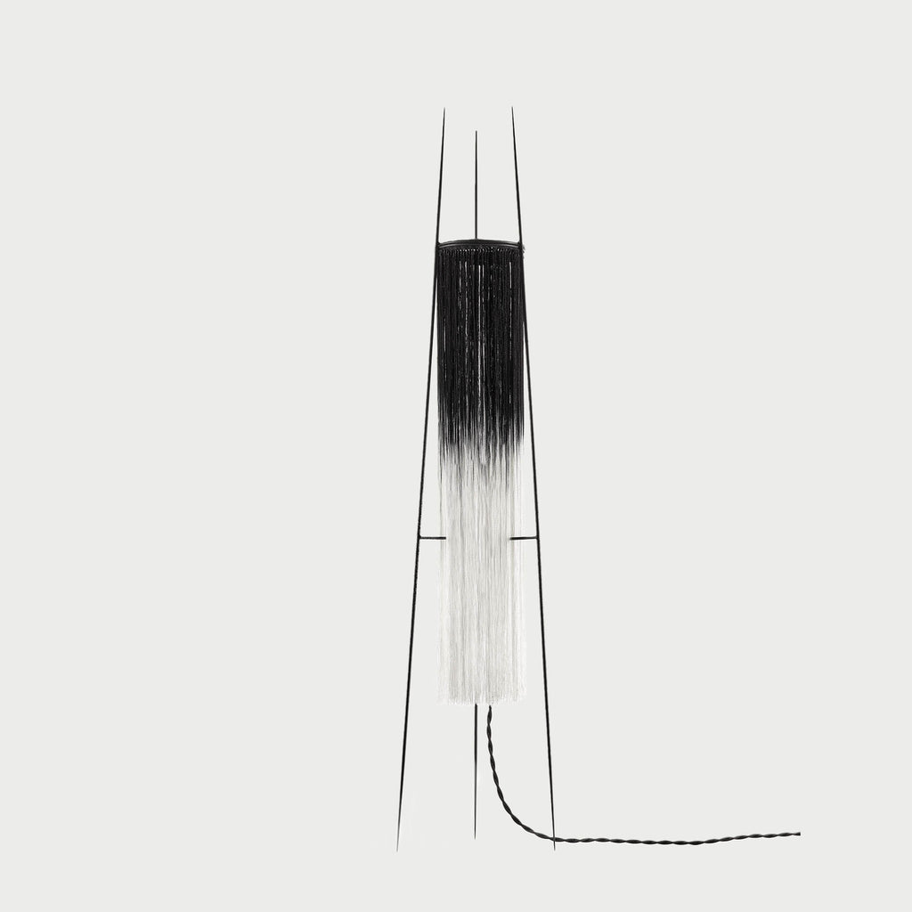 Serax Kiki Floor Lamp – Stehlampe mit schwarzem Farbverlauf, unbeleuchtet, Seitenansicht