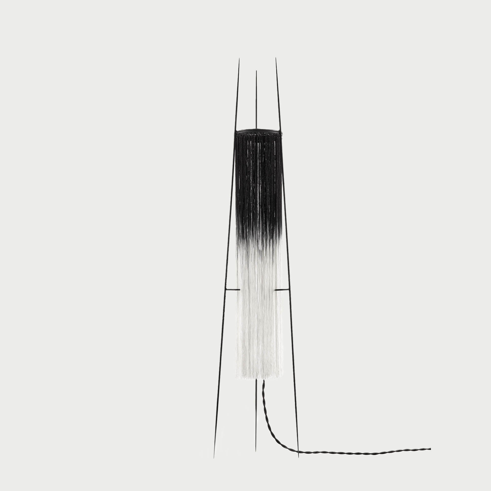 Serax Kiki Floor Lamp – Stehlampe mit schwarzem Farbverlauf, unbeleuchtet, Seitenansicht